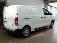USED 2021 21 VAUXHALL VIVARO-E 3100 75kWh Dynamic Panel Van 5dr Electric Auto L1 H1 (136 ps) 3 SEATS APP SAT NAV ANDROID APPLE CARPLAY PARKING SENSORS PLYLINED BULKHEAD 1 OWNER SERVICE HISTORY WARRANTY