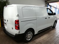 USED 2021 21 VAUXHALL VIVARO-E 3100 75kWh Dynamic Panel Van 5dr Electric Auto L1 H1 (136 ps) 3 SEATS APP SAT NAV ANDROID APPLE CARPLAY PARKING SENSORS PLYLINED BULKHEAD 1 OWNER SERVICE HISTORY WARRANTY