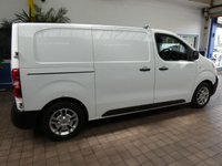 USED 2021 21 VAUXHALL VIVARO-E 3100 75kWh Dynamic Panel Van 5dr Electric Auto L1 H1 (136 ps) 3 SEATS APP SAT NAV ANDROID APPLE CARPLAY PARKING SENSORS PLYLINED BULKHEAD 1 OWNER SERVICE HISTORY WARRANTY