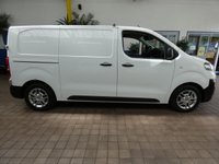 USED 2021 21 VAUXHALL VIVARO-E 3100 75kWh Dynamic Panel Van 5dr Electric Auto L1 H1 (136 ps) 3 SEATS APP SAT NAV ANDROID APPLE CARPLAY PARKING SENSORS PLYLINED BULKHEAD 1 OWNER SERVICE HISTORY WARRANTY