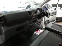 USED 2021 21 VAUXHALL VIVARO-E 3100 75kWh Dynamic Panel Van 5dr Electric Auto L1 H1 (136 ps) 3 SEATS APP SAT NAV ANDROID APPLE CARPLAY PARKING SENSORS PLYLINED BULKHEAD 1 OWNER SERVICE HISTORY WARRANTY