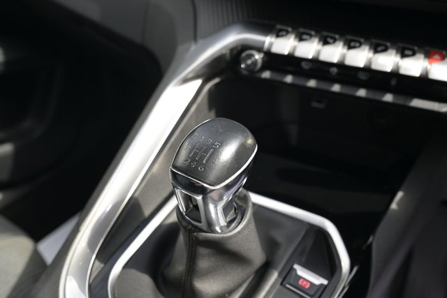 2022 PEUGEOT 3008 1.2 PureTech Allure SUV 5dr Petrol Manual Euro 6 (s/s) (130 ps) - Photo 11