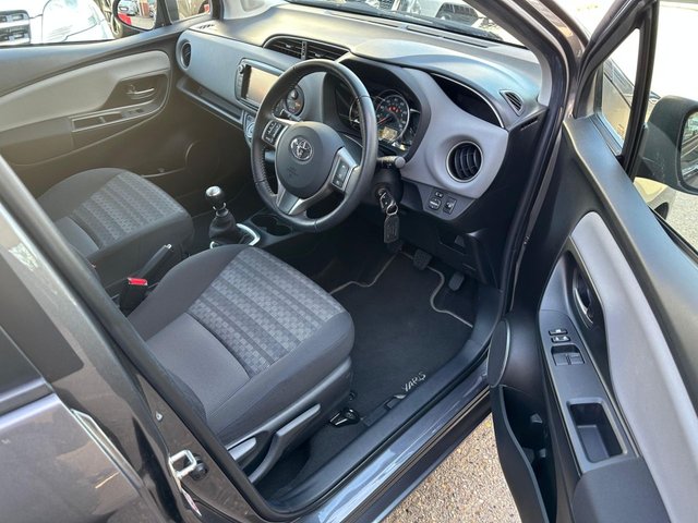 2017 TOYOTA YARIS - Photo 5