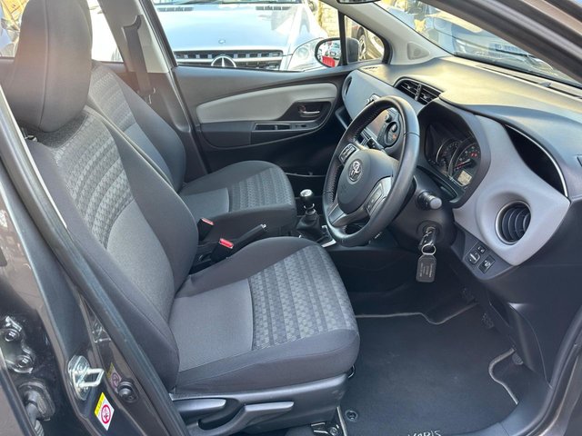 2017 TOYOTA YARIS - Photo 6