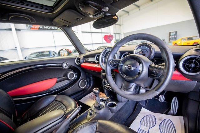 2011 MINI Hatch 1.6L John Cooper Works 3dr - Photo 2