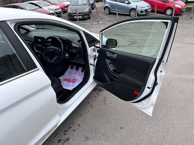 2017 FORD, FIESTA - Photo 9