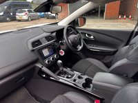 USED 2019 69 RENAULT KADJAR 1.3 TCe Iconic SUV 5dr Petrol EDC Euro 6 (s/s) (140 ps) 