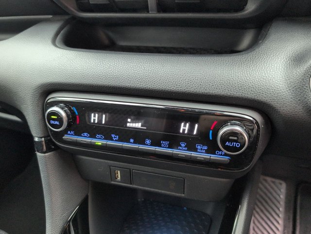 USED 2022 22 Toyota Yaris 1.5 Vvt-H Launch Edition Hatchback 5dr Petrol Hybrid E-Cvt Euro 6 (s/S) (116 Ps) -Apple Carplay + Air Conditioning-