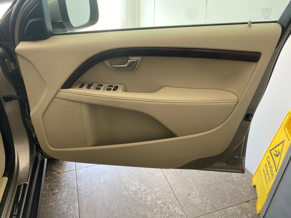 USED 2015 15 VOLVO XC70 2.4 D5 SE Lux Estate 5dr Diesel Geartronic AWD Euro 5 (215 ps) WINTER PACK REVERSE CAMERA DAB NAV