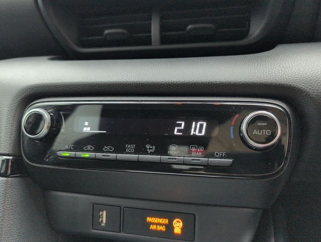 USED 2021 21 Toyota Yaris 1.5 Vvt-H Design Hatchback 5dr Petrol Hybrid E-Cvt Euro 6 (s/S) (116 Ps) - Apple Carplay + Dab Radio -