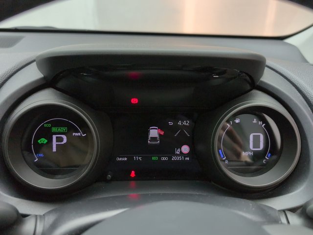 USED 2021 21 Toyota Yaris 1.5 Vvt-H Design Hatchback 5dr Petrol Hybrid E-Cvt Euro 6 (s/S) (116 Ps) - Apple Carplay + Dab Radio -