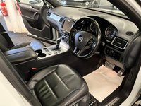 USED 2016 16 VOLKSWAGEN TOUAREG 3.0 TDI V6 BlueMotion Tech R-Line SUV 5dr Diesel Tiptronic 4WD Euro 6 (s/s) (262 ps) UK DELIVERY FLAT FEE &pound;175 (SUBJECT TO DEAL) *OVER 100 IMAGES ON OUR WEBSITE*BESPOKE FINANCE ARRANGED*PART EXCHANGE WELCOME*ALL VEHICLES HPI CLEAR