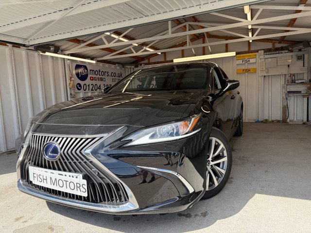 2019 69 LEXUS ES 2.5 300h Saloon 4dr Petrol Hybrid E-CVT Euro 6 (s/s) (218 ps)+1 OWNER FROM NEW+2 KEYS+HISTORY+SUNROOF+FULL LEATHER SEATS+NAV+BLUETOOTH+CAMERA+MEDIA+PARK CONTROL 2 KEYS+HISTORY+1 OWNER FROM NEW+SUNROOF+FULL LEATHER SEATS+ALLOYS+PARK CONTROL+NAV+BLUETOOTH+MEDIA+USB+AUX+DAB+CLIMATE+CRUISE+HPI CLEAR