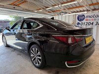 USED 2019 69 LEXUS ES 2.5 300h Saloon 4dr Petrol Hybrid E-CVT Euro 6 (s/s) (218 ps)+1 OWNER FROM NEW+2 KEYS+HISTORY+SUNROOF+FULL LEATHER SEATS+NAV+BLUETOOTH+CAMERA+MEDIA+PARK CONTROL 2 KEYS+HISTORY+1 OWNER FROM NEW+SUNROOF+FULL LEATHER SEATS+ALLOYS+PARK CONTROL+NAV+BLUETOOTH+MEDIA+USB+AUX+DAB+CLIMATE+CRUISE+HPI CLEAR