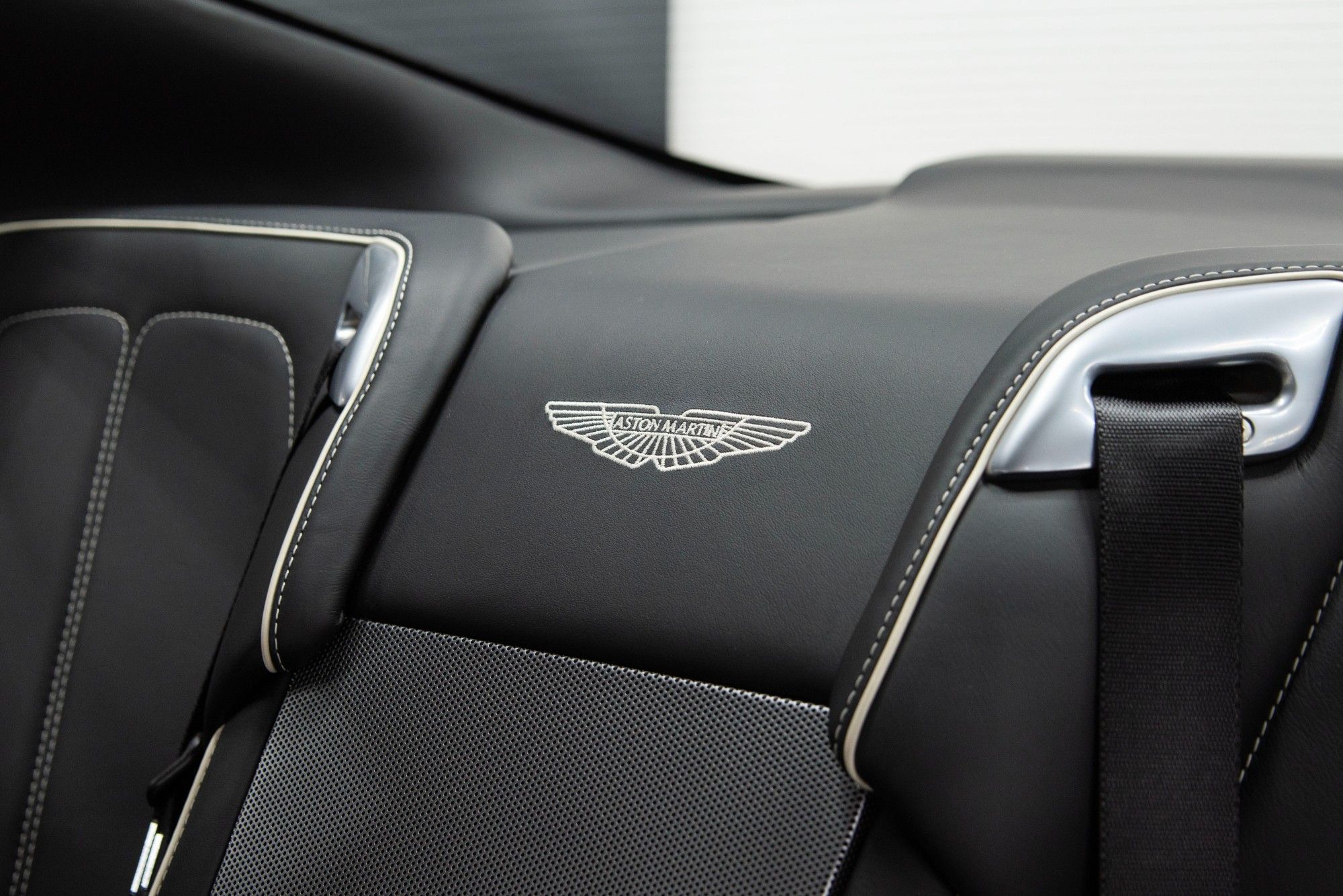 USED 2014 M ASTON MARTIN DB9 6.0 V12 Carbon Edition Coupe 