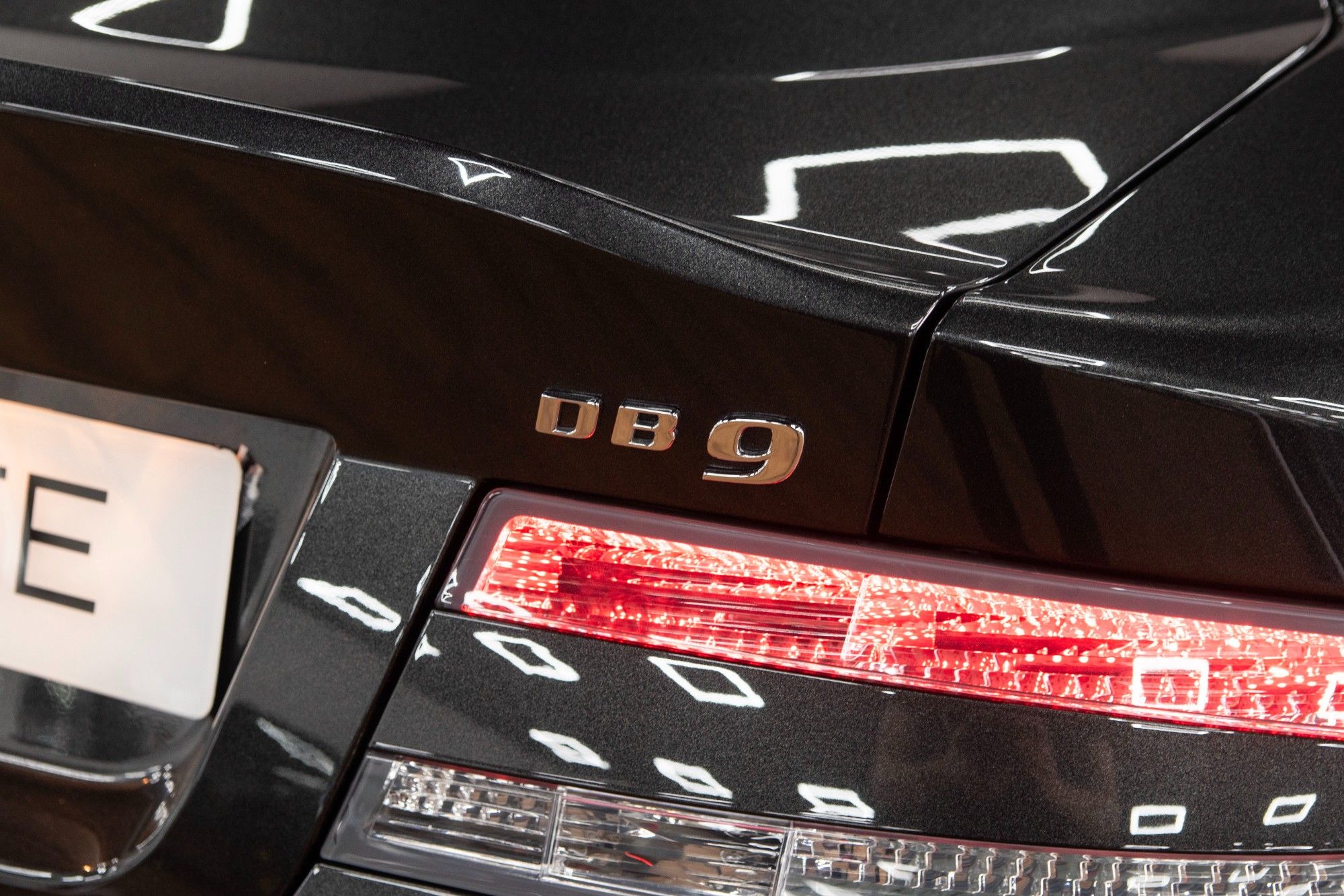 USED 2014 M ASTON MARTIN DB9 6.0 V12 Carbon Edition Coupe 