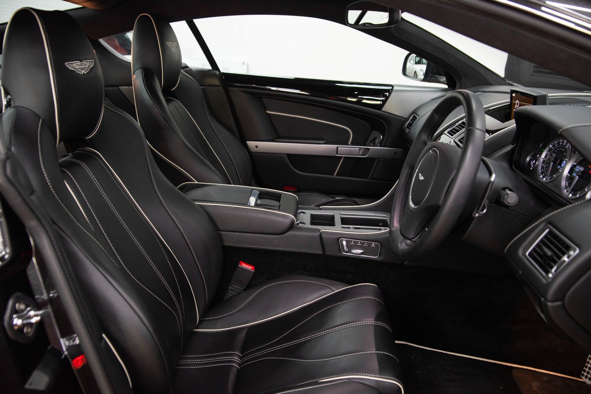 USED 2014 M ASTON MARTIN DB9 6.0 V12 Carbon Edition Coupe 