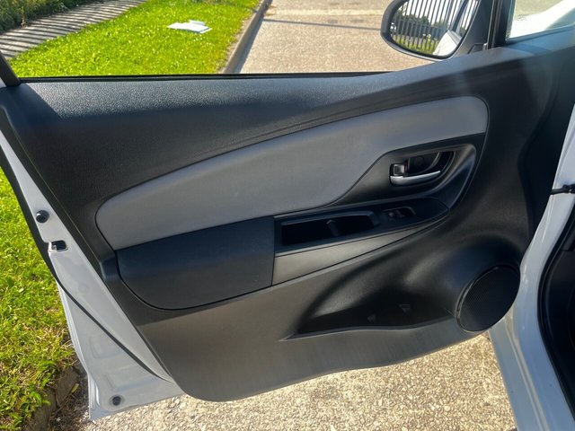 2020 TOYOTA YARIS - Photo 11