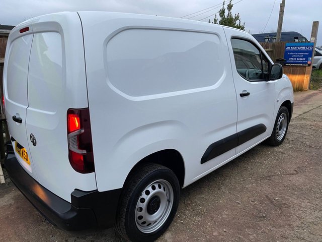 2021 Vauxhall Combo 1.5L Dynamic 4dr - Photo 2