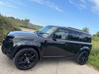 USED 2020 70 LAND ROVER DEFENDER 2.0 SD4 SE SUV 5dr Diesel Auto 4WD Euro 6 (s/s) (240 ps) UPGRADED 22' URBAN ALLOYS + WIRELESS APPLE CARPLAY + BLACK PACK + 10' TOUCHSCREEN DISPLAY WITH PRO NAV + 12-WAY HEATED ELECTRIC MEMORY FRONT SEATS + MERIDIAN SOUND SYSTEM + BLIND SPOT ASSIST + TWO-ZONE CLIMATE CONTROL + COLOURED REVERSING CAMERA WITH 360 DEGREE PARKING AID + DAB RADIO + LANE KEEP ASSIST + CRUISE CONTROL WITH SPEED LIMITER + TRAFFIC SIGN RECOGNITION + FINISHED IN SANTORINI BLACK