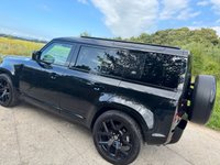 USED 2020 70 LAND ROVER DEFENDER 2.0 SD4 SE SUV 5dr Diesel Auto 4WD Euro 6 (s/s) (240 ps) UPGRADED 22' URBAN ALLOYS + WIRELESS APPLE CARPLAY + BLACK PACK + 10' TOUCHSCREEN DISPLAY WITH PRO NAV + 12-WAY HEATED ELECTRIC MEMORY FRONT SEATS + MERIDIAN SOUND SYSTEM + BLIND SPOT ASSIST + TWO-ZONE CLIMATE CONTROL + COLOURED REVERSING CAMERA WITH 360 DEGREE PARKING AID + DAB RADIO + LANE KEEP ASSIST + CRUISE CONTROL WITH SPEED LIMITER + TRAFFIC SIGN RECOGNITION + FINISHED IN SANTORINI BLACK