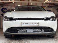 USED 2022 22 KIA EV6 77.4kWh Air Hatchback 5dr Electric Auto (225 bhp)+1 OWNER FROM NEW+2 KEYS+FSH+2 CABLES+FULL LEATHER SEATS+MEDIA+NAVIGATION+BLUETOOTH+DIGITAL DASH 2 KEYS+1 OWNER FROM NEW+FSH+2 CABLES+FULL LEATHER SEATS+CLIMATE+19" ALLOYS+PREMIUM PAINT+PARK CONTROL+CAMERA+NAV+BLUETOOTH+MEDIA+APPS+CRUISE+HEATED FRONT SEATS+HPI CLEAR