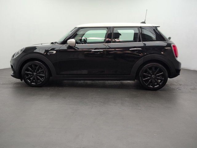 USED 2020 20 MINI Hatch 1.5 Cooper Classic Hatchback 5dr Petrol Steptronic Euro 6 (s/S) (136 Ps) - Sensors, Air Con, Bluetooth