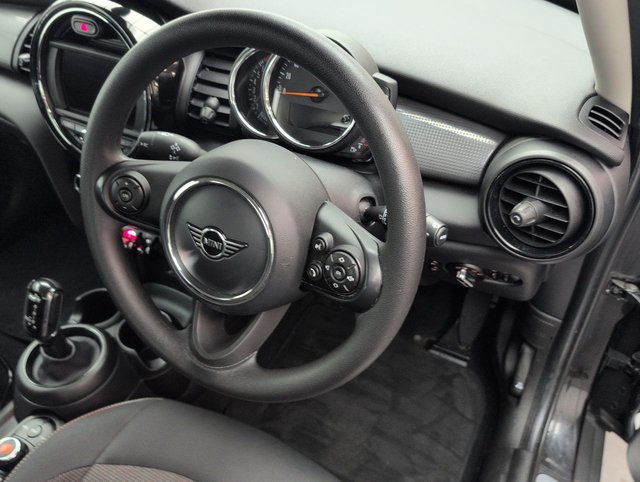 USED 2020 20 MINI Hatch 1.5 Cooper Classic Hatchback 5dr Petrol Steptronic Euro 6 (s/S) (136 Ps) - Sensors, Air Con, Bluetooth