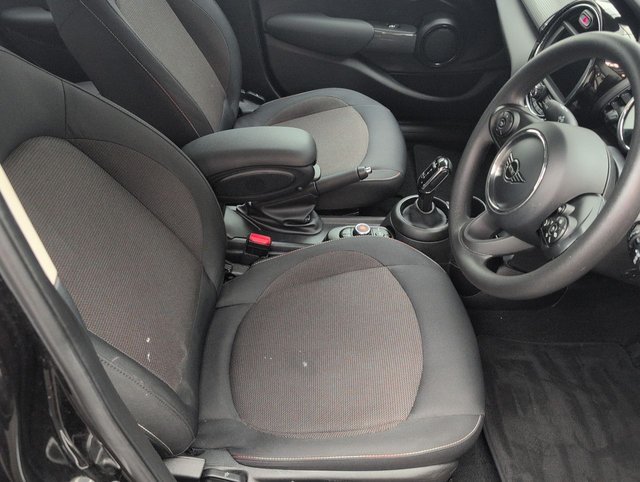 USED 2020 20 MINI Hatch 1.5 Cooper Classic Hatchback 5dr Petrol Steptronic Euro 6 (s/S) (136 Ps) - Sensors, Air Con, Bluetooth