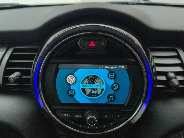 USED 2020 20 MINI Hatch 1.5 Cooper Classic Hatchback 5dr Petrol Steptronic Euro 6 (s/S) (136 Ps) - Sensors, Air Con, Bluetooth