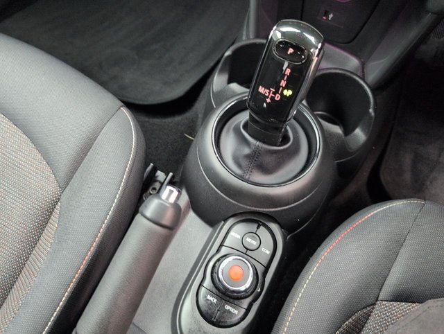 USED 2020 20 MINI Hatch 1.5 Cooper Classic Hatchback 5dr Petrol Steptronic Euro 6 (s/S) (136 Ps) - Sensors, Air Con, Bluetooth