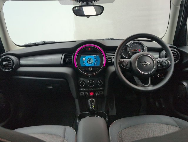 USED 2020 20 MINI Hatch 1.5 Cooper Classic Hatchback 5dr Petrol Steptronic Euro 6 (s/S) (136 Ps) - Sensors, Air Con, Bluetooth