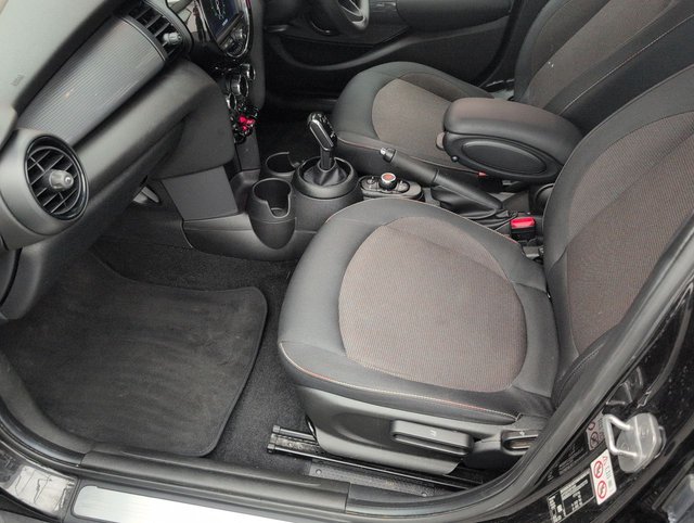 USED 2020 20 MINI Hatch 1.5 Cooper Classic Hatchback 5dr Petrol Steptronic Euro 6 (s/S) (136 Ps) - Sensors, Air Con, Bluetooth