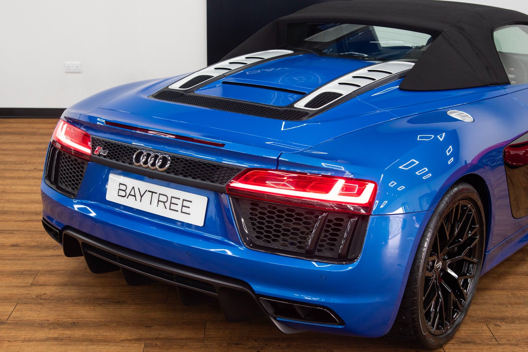 USED 2017 AUDI R8 5.2 FSI V10 Spyder 