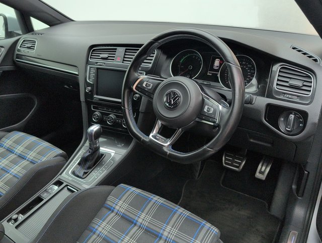 USED 2015 65 Volkswagen Golf 1.4 TSI Gte Nav Hatchback 5dr Petrol Plug-In Hybrid DSg Euro 6 (s/S) (204 Ps) - Sat Nav, Reverse Cam, Privacy