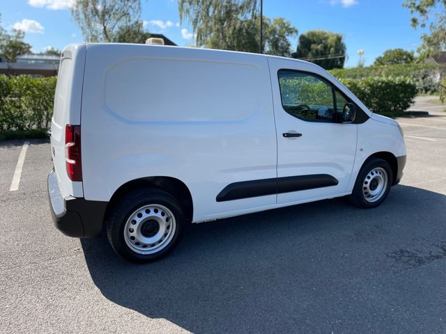 2021 Vauxhall Combo 1.5L Dynamic 4dr - Photo 2