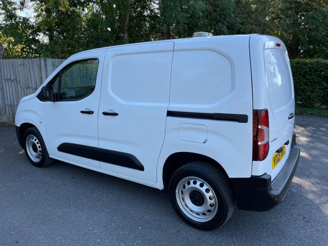 2021 Vauxhall Combo 1.5L Dynamic 4dr - Photo 11