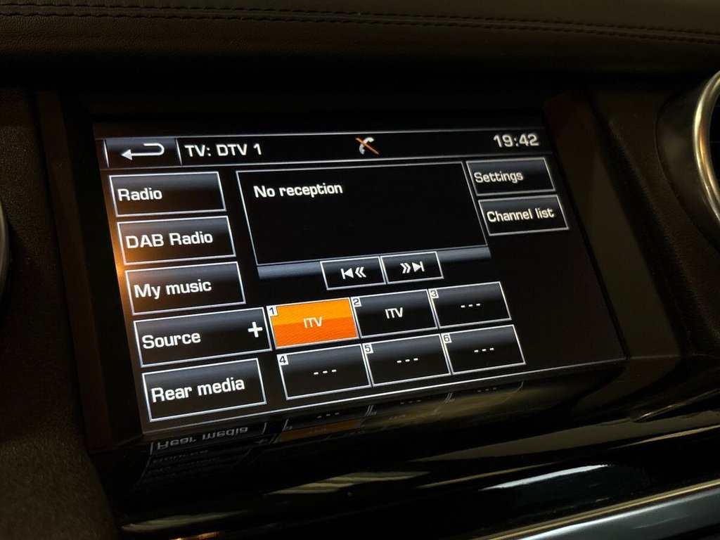 USED 2016 66 LAND ROVER DISCOVERY 4 3.0 SD V6 Landmark SUV 5dr Diesel Auto 4WD Euro 6 (s/s) (256 bhp) FULL LAND ROVER HIST | TOW BAR