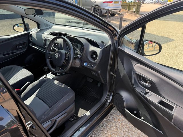 2018 TOYOTA YARIS 1.5 VVT-h Design Hatchback 5dr Petrol Hybrid E-CVT Euro 6 (s/s) (100 ps) - Photo 10