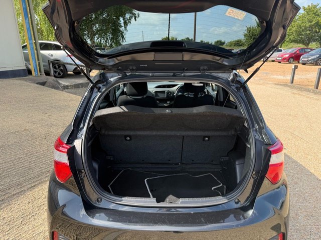 2018 TOYOTA YARIS 1.5 VVT-h Design Hatchback 5dr Petrol Hybrid E-CVT Euro 6 (s/s) (100 ps) - Photo 8