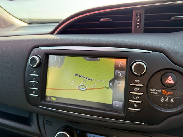 2018 TOYOTA YARIS 1.5 VVT-h Design Hatchback 5dr Petrol Hybrid E-CVT Euro 6 (s/s) (100 ps) - Photo 12