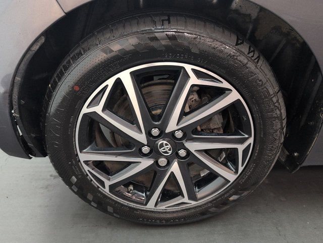 USED 2021 21 Toyota Yaris 1.5 Vvt-H Design Hatchback 5dr Petrol Hybrid E-Cvt Euro 6 (s/S) (116 Ps) Reversing Camera+bluetooth