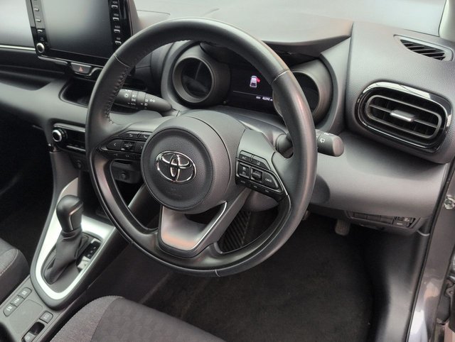 USED 2021 21 Toyota Yaris 1.5 Vvt-H Design Hatchback 5dr Petrol Hybrid E-Cvt Euro 6 (s/S) (116 Ps) Reversing Camera+bluetooth