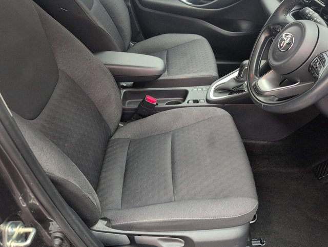 USED 2021 21 Toyota Yaris 1.5 Vvt-H Design Hatchback 5dr Petrol Hybrid E-Cvt Euro 6 (s/S) (116 Ps) Reversing Camera+bluetooth