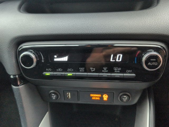 USED 2021 21 Toyota Yaris 1.5 Vvt-H Design Hatchback 5dr Petrol Hybrid E-Cvt Euro 6 (s/S) (116 Ps) Reversing Camera+bluetooth