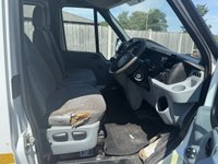 USED 2013 63 FORD TRANSIT 2.2 TDCi 350 Chassis Cab 4dr Diesel Manual RWD L4 (DRW) (123 bhp) The 2013 Transit 2.2 TDCi 350 DRW chassis cab TIPPER  is a robust, rear-wheel-drive diesel workhorse designed for heavy-duty commercial use.
