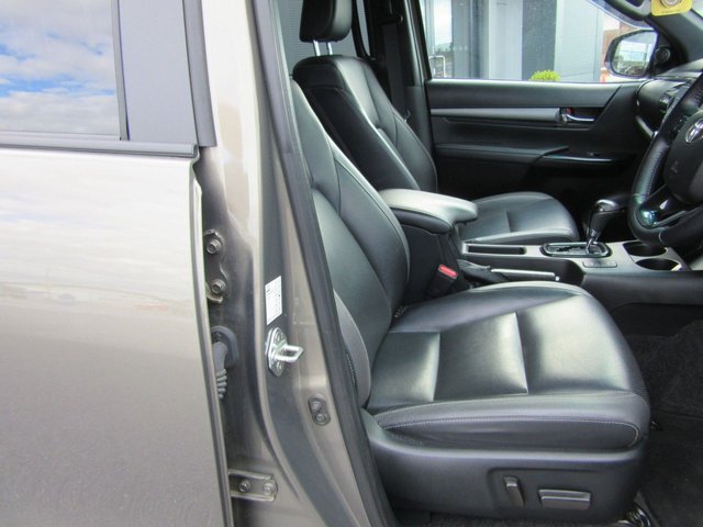 2024 TOYOTA HI-LUX - Photo 8