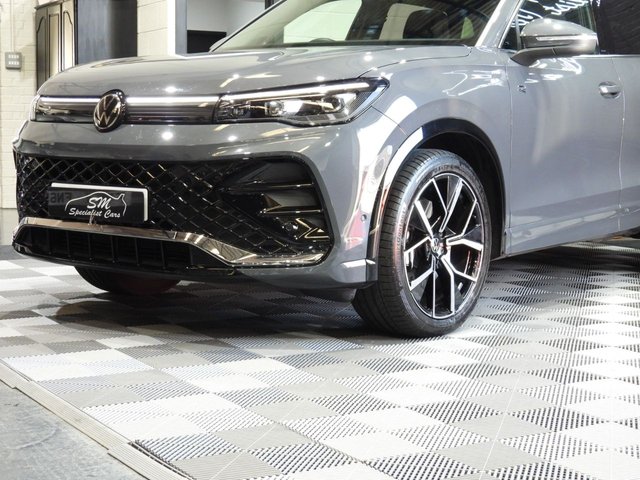 2025 Volkswagen Tiguan 2L R-Line 5dr - Photo 11