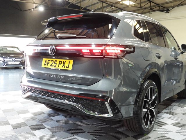2025 Volkswagen Tiguan 2L R-Line 5dr - Photo 3