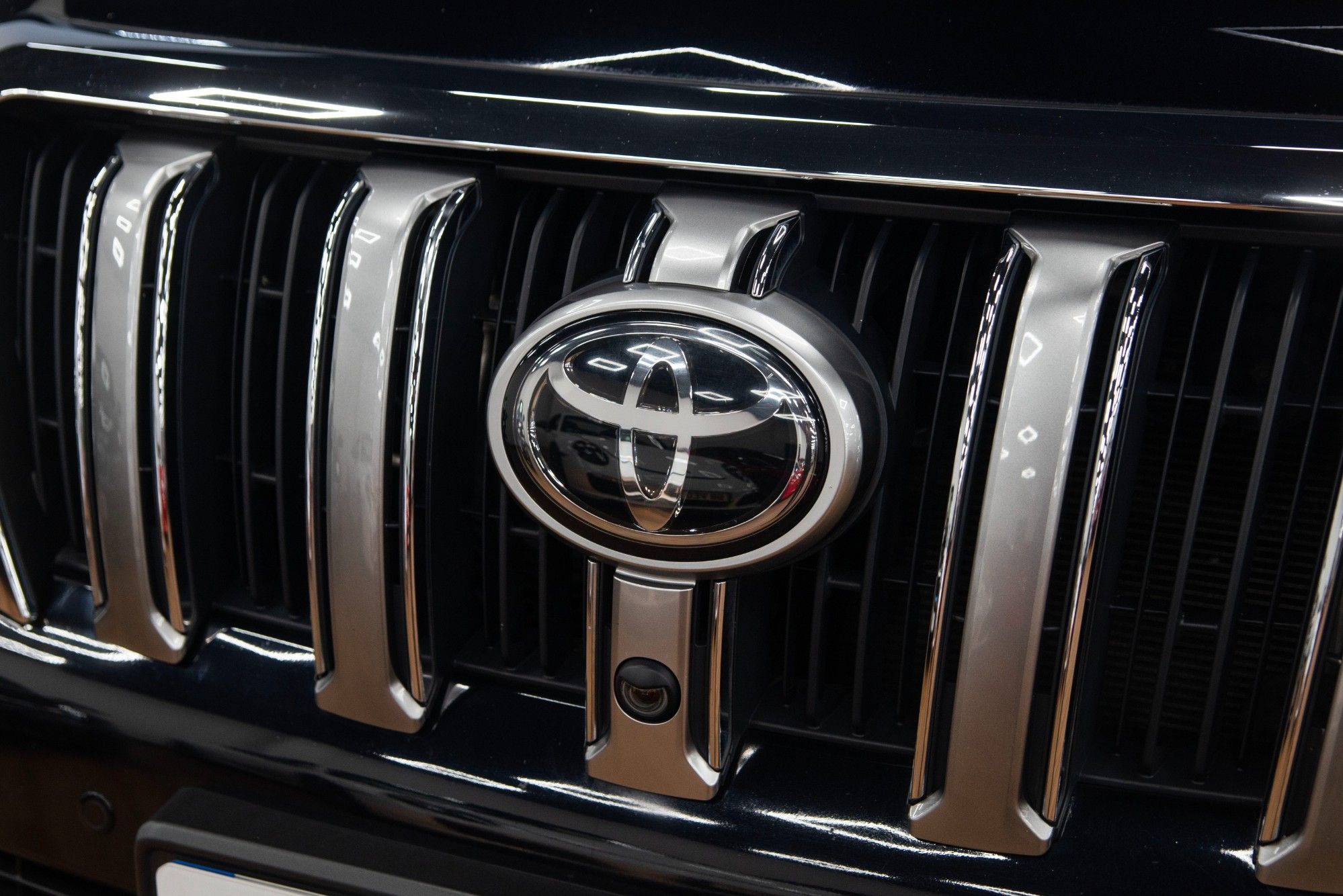 USED 2017 66 TOYOTA LAND CRUISER 2.8D Invincible SUV 5dr Diesel Auto 4WD Euro 6 (7 Seats) (177 ps) 